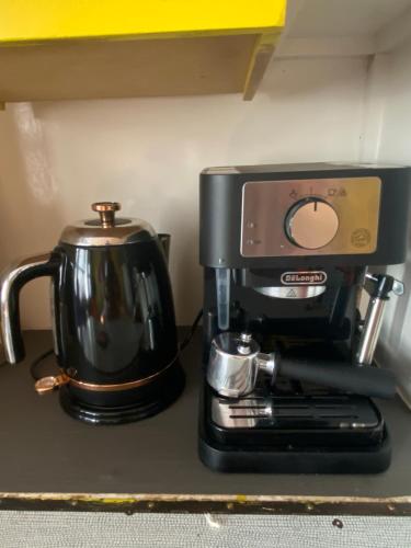 Una cafetera colocada encima de un mostrador en Pop Art Pad heart of Old Town with parking!, en Hastings