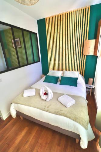 une chambre avec un lit avec un animal en peluche dessus dans l'établissement Quai des Ducs, à Dijon