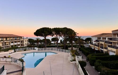 une vue d'une piscine dans un complexe hôtelier dans l'établissement Les Issambres, appartement face mer Golf St Tropez, aux Issambres