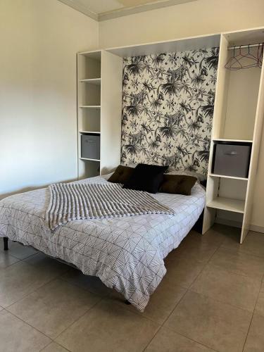 - une chambre avec un lit escamotable dans l'établissement Dans la campagne aixoise, à Meyreuil