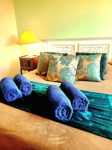 - une pile de serviettes sur un lit dans une chambre dans l'établissement La Bergeronnette Maison105 m2 3 Chambres, à Bellebrune