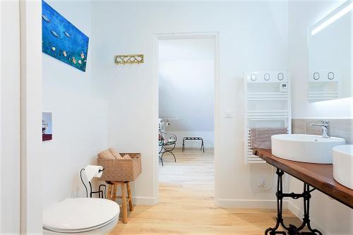 ein Badezimmer mit zwei Waschbecken und einer Toilette in der Unterkunft Chambres indépendantes de charme à proximité d'Amboise in Pocé-sur-Cisse