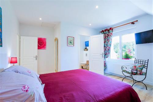 ein Schlafzimmer mit einem rosa Bett und einem Fenster in der Unterkunft Chambres indépendantes de charme à proximité d'Amboise in Pocé-sur-Cisse