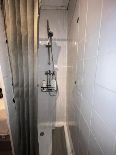 une salle de bain avec douche et baignoire dans l'établissement Dans la campagne aixoise, à Meyreuil