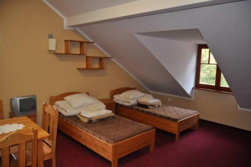 En eller flere senge i et værelse på Baza Noclegowa na Barbarce