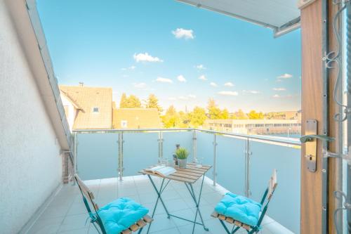 a balcony with a table and chairs on a balcony at Sleeping Home - Red House - Großes Haus für Gruppen mit 2 Wohnungen - 15 Betten - 2 Küchen - Parkplätze - Self Check-in in Bielefeld
