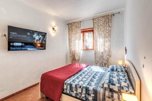 ein Schlafzimmer mit einem Bett und einem Fernseher an der Wand in der Unterkunft ZEN RELAX FLAT - free parking in Passoscuro