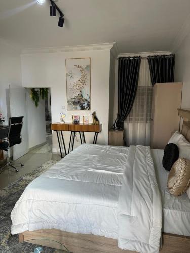 En eller flere senge i et værelse på Ronas Apartment 2