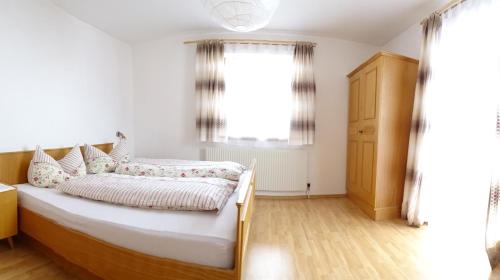 Un dormitorio con una cama y una ventana en Ferienhaus Manuela, en Neustift im Stubaital