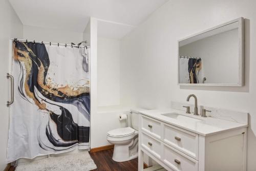 Koupelna v ubytování Charming 3-bedroom 1 bath basement nook with backyard view and gazebo