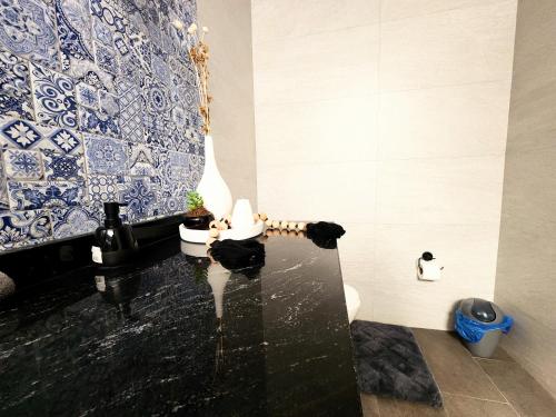a bathroom with blue and white tiles and a toilet at Suite 3 en Tlaquepaque centro in Guadalajara