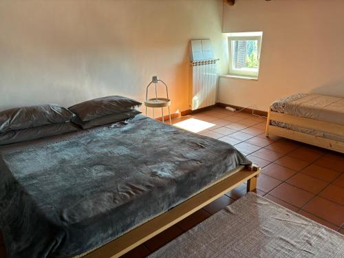 a bedroom with a large bed and a window at Casa Noah in Cave