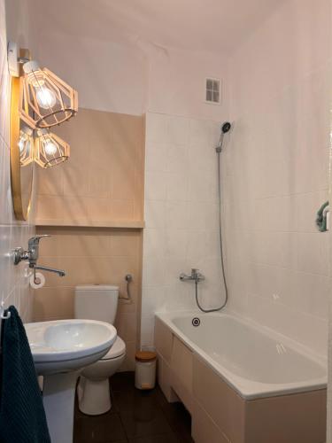 une salle de bain avec toilettes, baignoire et lavabo dans l'établissement Apartament Zacisze 2, à Przemyśl