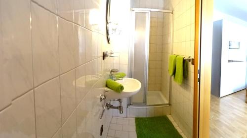 Un baño blanco con lavabo y ducha en Ferienhaus Manuela, en Neustift im Stubaital