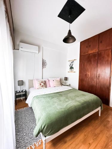 Llit o llits en una habitació de Comfortable Engomi Apartment
