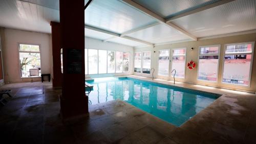 Der Swimmingpool an oder in der Nähe von Howard Johnson Chascomus