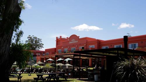 Ein Garten an der Unterkunft Howard Johnson Chascomus