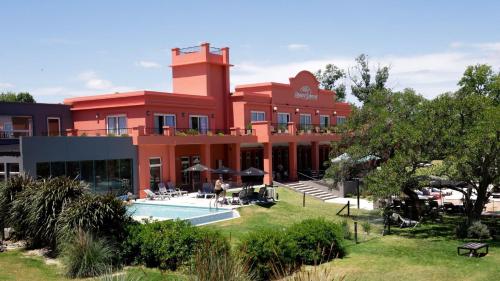 Der Swimmingpool an oder in der Nähe von Howard Johnson Chascomus