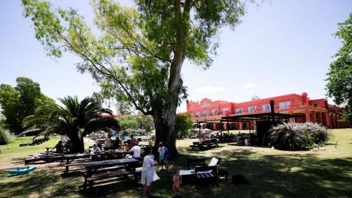 Ein Garten an der Unterkunft Howard Johnson Chascomus