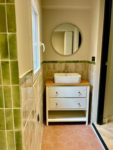 une salle de bain avec un lavabo et un miroir dans l'établissement Appartement Bastia centre ancien, à Bastia