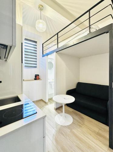 - un salon avec une mezzanine et une table dans l'établissement Croisette Studio, Palais des Festivals and Beach, à Cannes