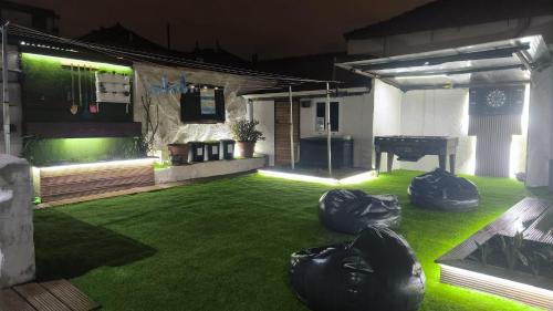 a backyard with a green lawn with a piano at Ruby Charm Houses in Porto
