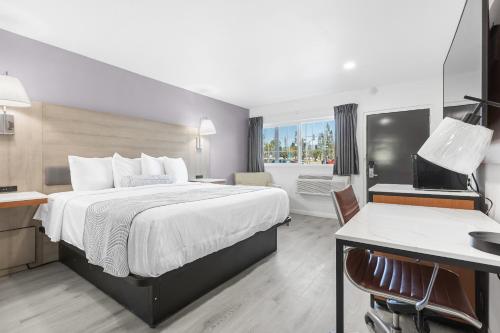 Ένα ή περισσότερα κρεβάτια σε δωμάτιο στο Inland Inn & Suites