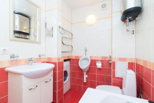 エカテリンブルクにあるСелимВсех на Валекаの赤と白のバスルーム(トイレ、洗面台付)