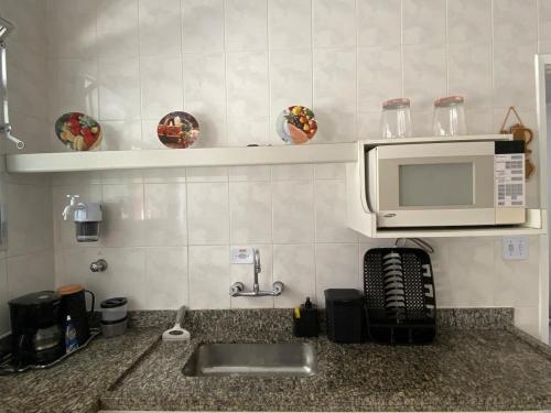 Kuchyň nebo kuchyňský kout v ubytování Apartamento no Guarujá