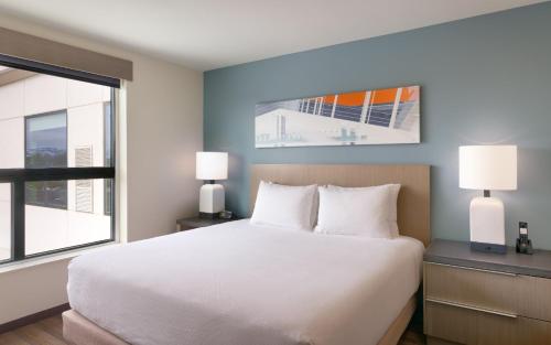 Postel nebo postele na pokoji v ubytování Hyatt House Provo/Pleasant Grove