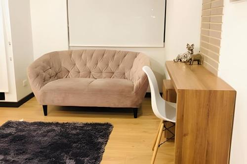 a living room with a couch and a wooden table at Domus Suites Chia in Chía