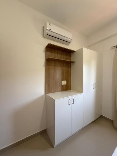 a room with white cabinets and a heater on the wall at Departamento con vistas al rio in Encarnación