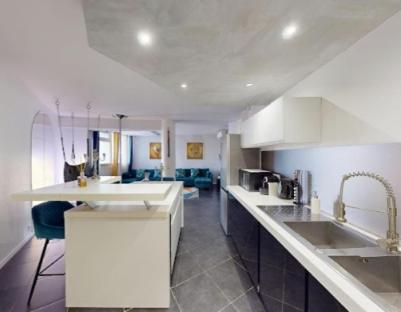 une cuisine avec un évier et un plan de travail dans l'établissement Le Donjon Port Nature 5 Village Naturiste Cap d'Agde, au Cap d'Agde