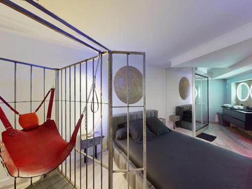 - une chambre avec une balançoire dans le salon dans l'établissement Le Donjon Port Nature 5 Village Naturiste Cap d'Agde, au Cap d'Agde