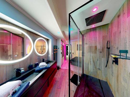 une salle de bain avec un lavabo et un miroir dans l'établissement Le Donjon Port Nature 5 Village Naturiste Cap d'Agde, au Cap d'Agde