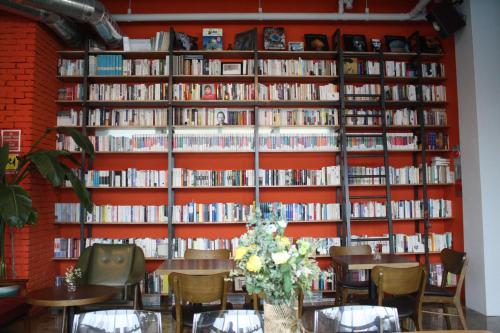 a library with a wall full of books at Andong Poong-gyung HOSTEL n LIBRARY in Andong