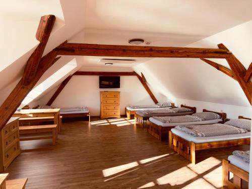 Postel nebo postele na pokoji v ubytování Penzion, Restaurace Jaro Věšín Brdy