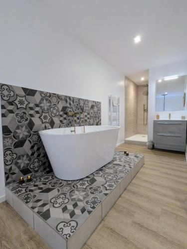 La salle de bains est pourvue d'une baignoire assise sur un banc. dans l'établissement Plaisir et passion, à Roanne