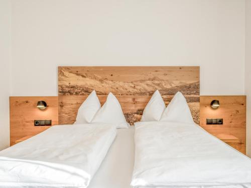 Ein Bett oder Betten in einem Zimmer der Unterkunft Helfensteinblick
