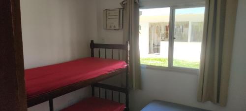 Postel nebo postele na pokoji v ubytování Apt 103 Térreo Frente Para o Mar e Piscina Village das Ondas