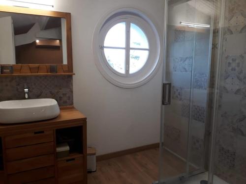 La salle de bains est pourvue d'un lavabo, d'une fenêtre et d'une douche. dans l'établissement Charming villa Pont-du-Gard - 6 to 8 people, à Vers-Pont-du-Gard