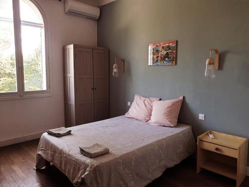 une petite chambre avec un lit et une fenêtre dans l'établissement Charming villa Pont-du-Gard - 6 to 8 people, à Vers-Pont-du-Gard