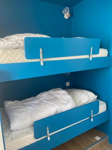 Ce lit se trouve dans un dortoir doté de 2 lits superposés et d'un mur bleu. dans l'établissement L'APPART, proche mer et centre-ville, rénové en 2021, à Neufchâtel-Hardelot