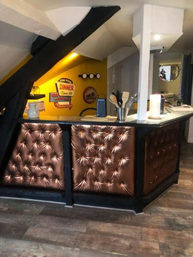 un bar con un sofá marrón en la cocina en richman studio style, en Rabat