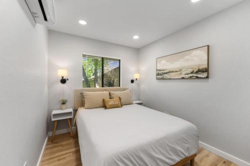 una camera da letto bianca con un letto grande e una finestra di The Friendly Place Downtown Prescott a Prescott