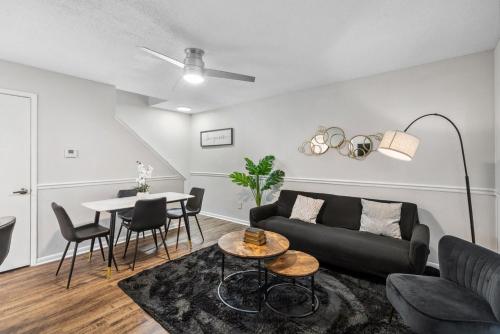 Fotografie z fotogalerie ubytování Charming 2BR Duplex 15 Min to BHM v destinaci Hoover