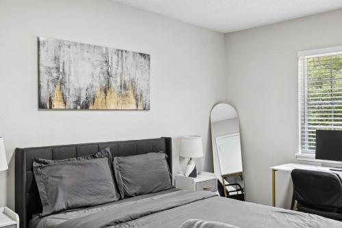 Fotografie z fotogalerie ubytování Charming 2BR Duplex 15 Min to BHM v destinaci Hoover