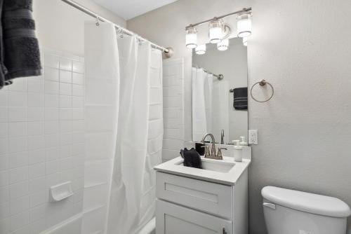 Fotografie z fotogalerie ubytování Charming 2BR Duplex 15 Min to BHM v destinaci Hoover