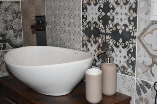 y baño con lavabo blanco sobre una mesa de madera. en Apartmán Akademik, en Banská Štiavnica