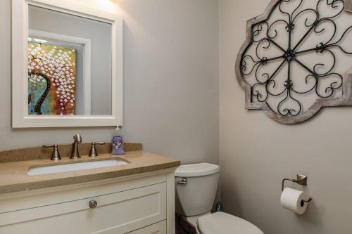 Ein Badezimmer in der Unterkunft Turn the Page - Village of Pinehurst 3BR Getaway